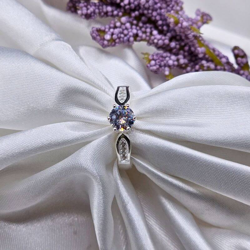925 Italian Sterling Silver Ladies Ring with 0.8 Carat Moissanite Diamond 1