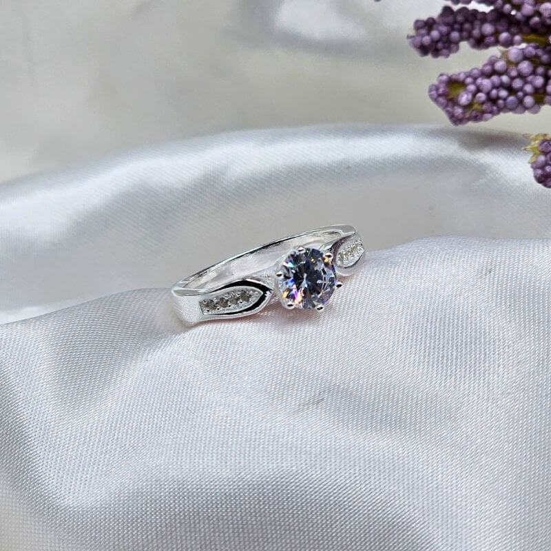 925 Italian Sterling Silver Ladies Ring with 0.8 Carat Moissanite Diamond