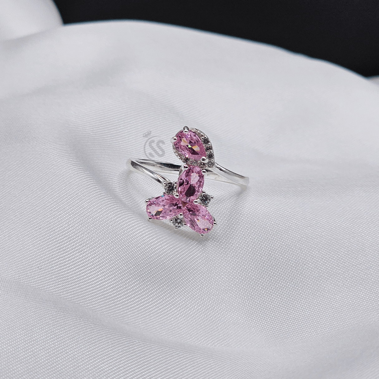 Zircon Sparkle: Italian 925 Silver Ring