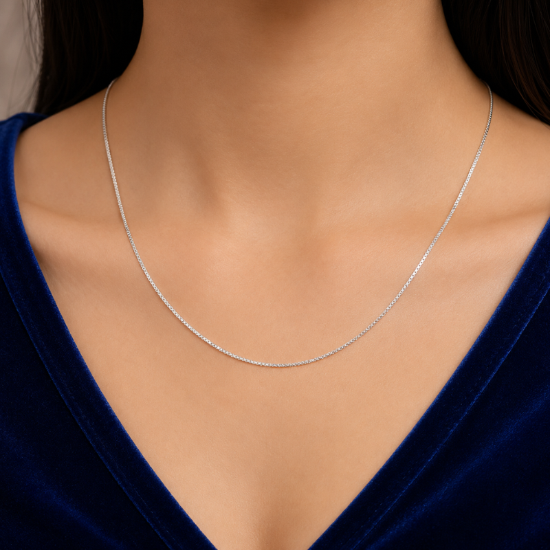 925 sterling silver ladies box chain on female hands