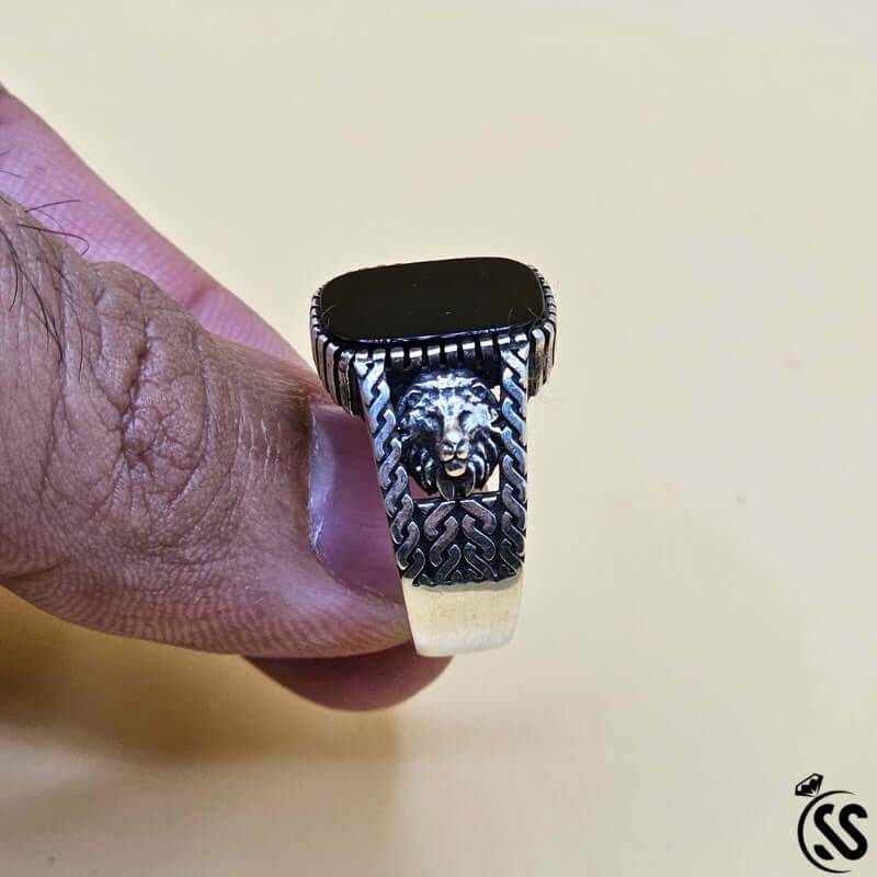 Vintage Turkish 925 sterling silver gents ring featuring a lion design and an onyx stone.