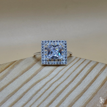 Zircon Sparkle: Italian 925 Silver Ring
