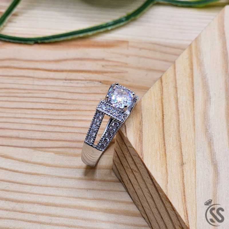 925 Italian Silver Ladies Ring with Zircons