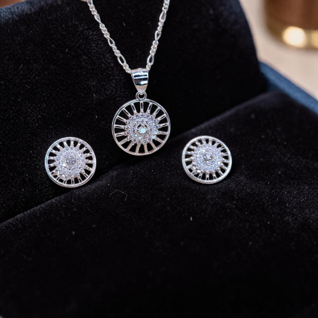 White zircon pendant close up 925 Italian sterling silver women jewelry Silverstones Pakistan
