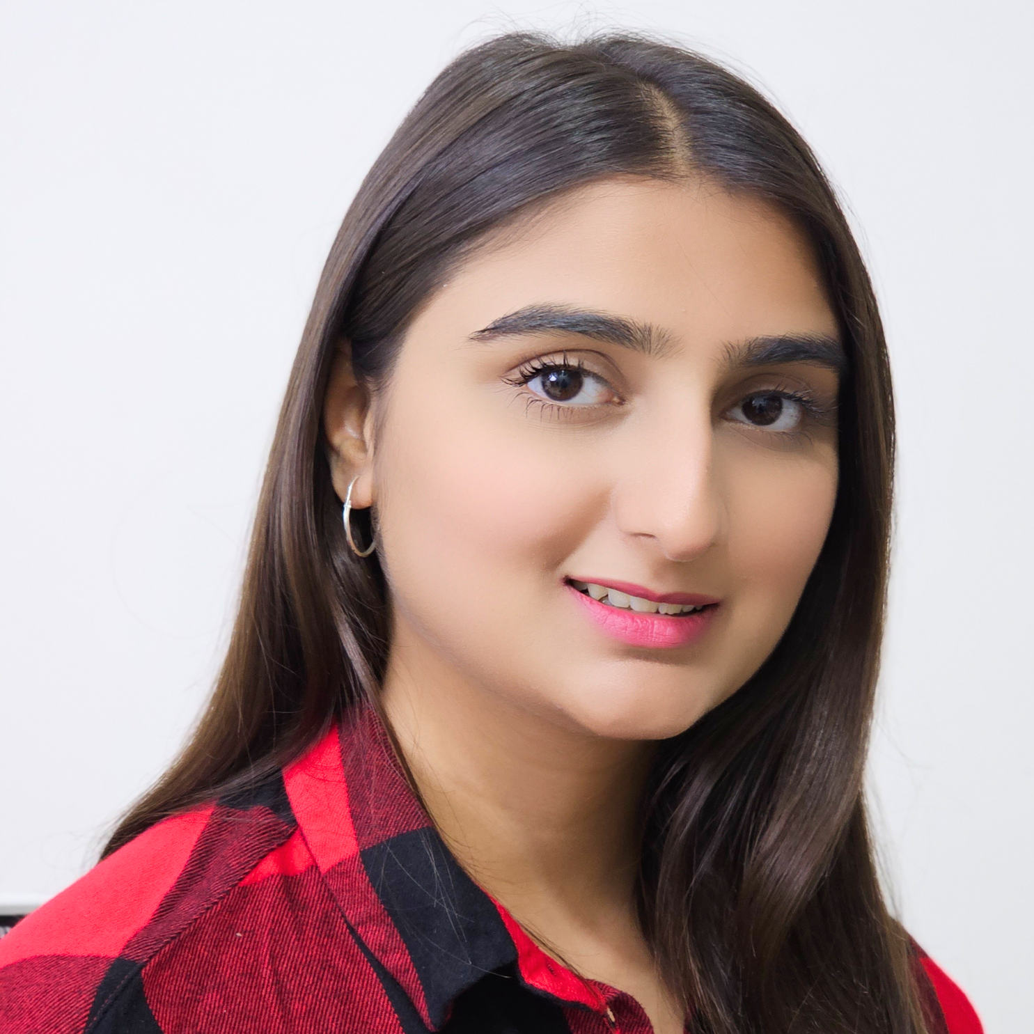 Woman wearing 20mm pure silver diamond cut shine hoop earrings Silverstones Pakistan
