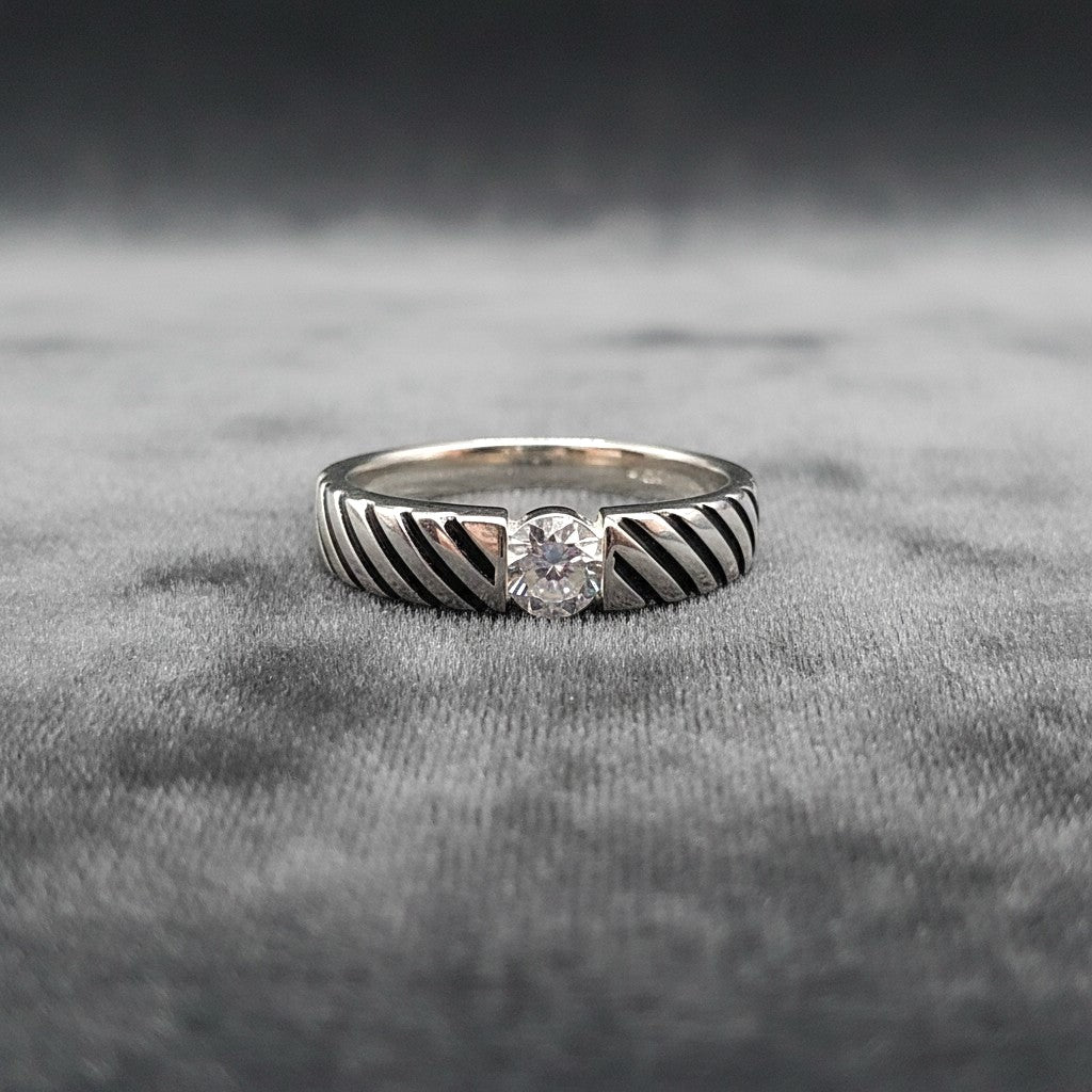 SilverStones.Pk Turkish 925 sterling silver band ring with a central sparkling zircon stone and diagonal grooved detailing.