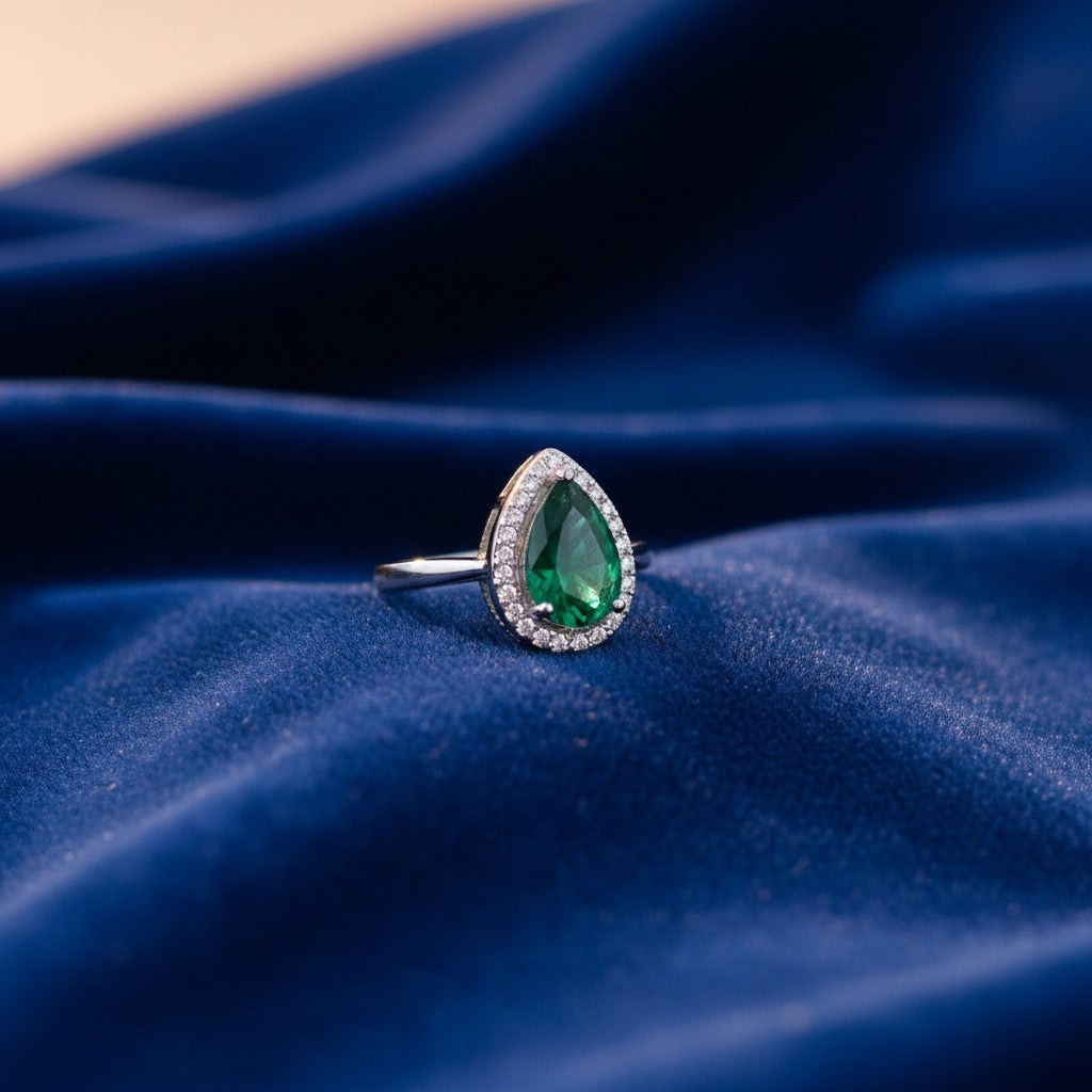 SilverStones.Pk pear-cut emerald ring with zircon halo, color silver, ideal for parties and daily wear.