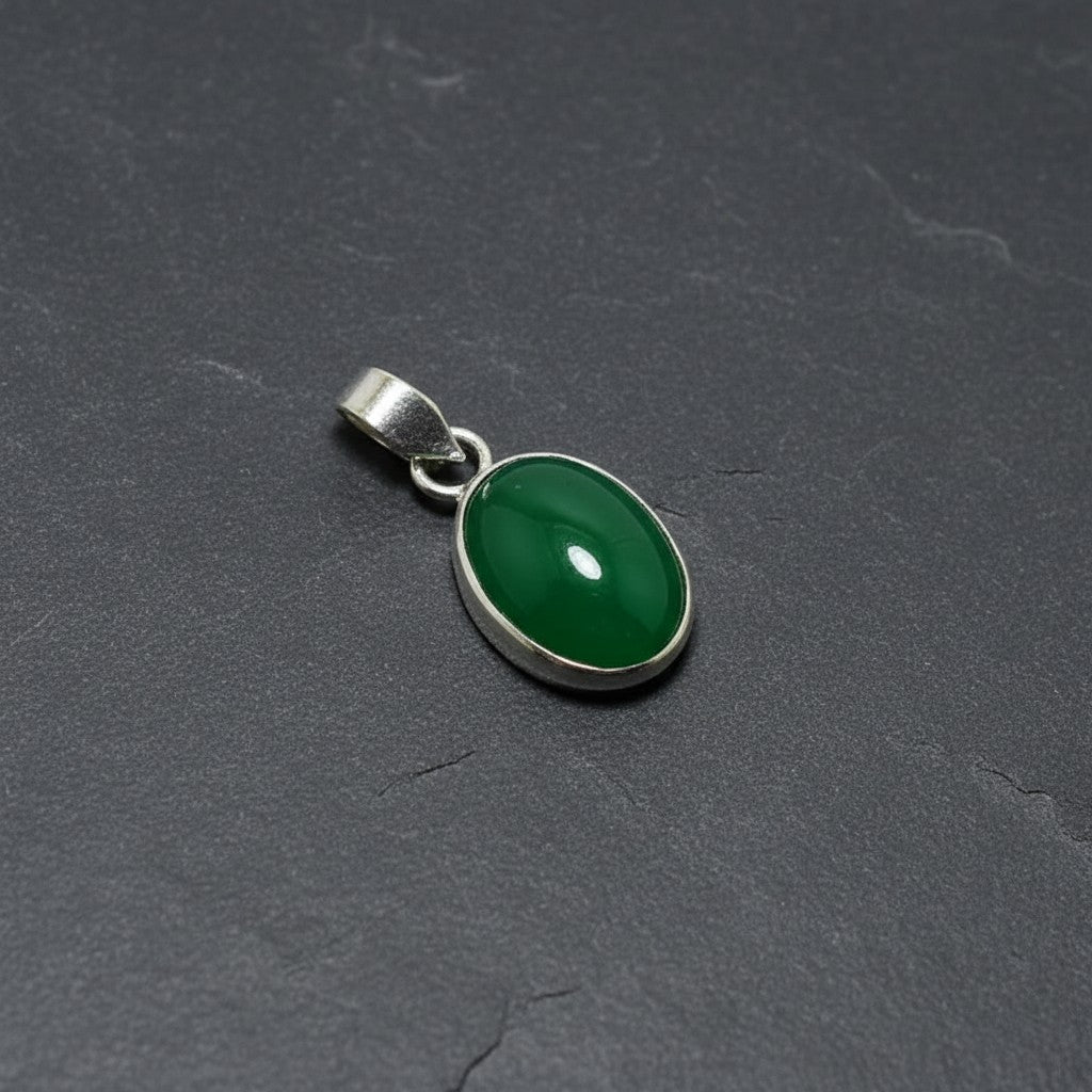 SilverStones.Pk oval green aqeeq gemstone pendant with a silver bail. Believed to symbolize strength and protection.