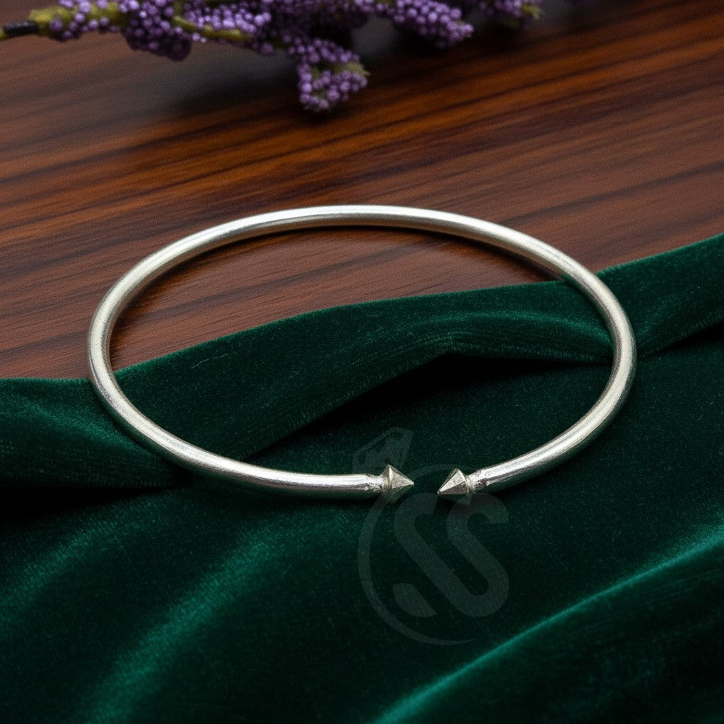SilverStones.Pk handmade pure silver wrist band for gents, classic design with pointed ends, adjustable fit.