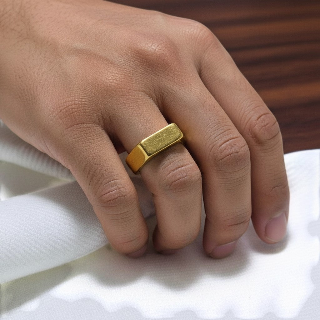 SilverStones.Pk silver and gold imitation ring bands with simple, elegant designs.