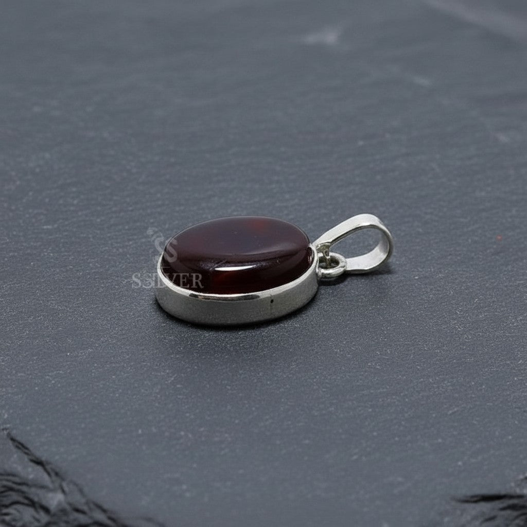 SilverStones.Pk oval dark red aqeeq stone pendant set in a silver bezel with a bail.