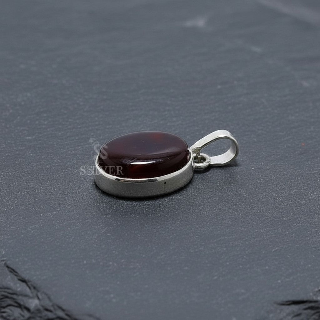 SilverStones.Pk oval dark red aqeeq stone pendant set in a silver bezel with a bail.